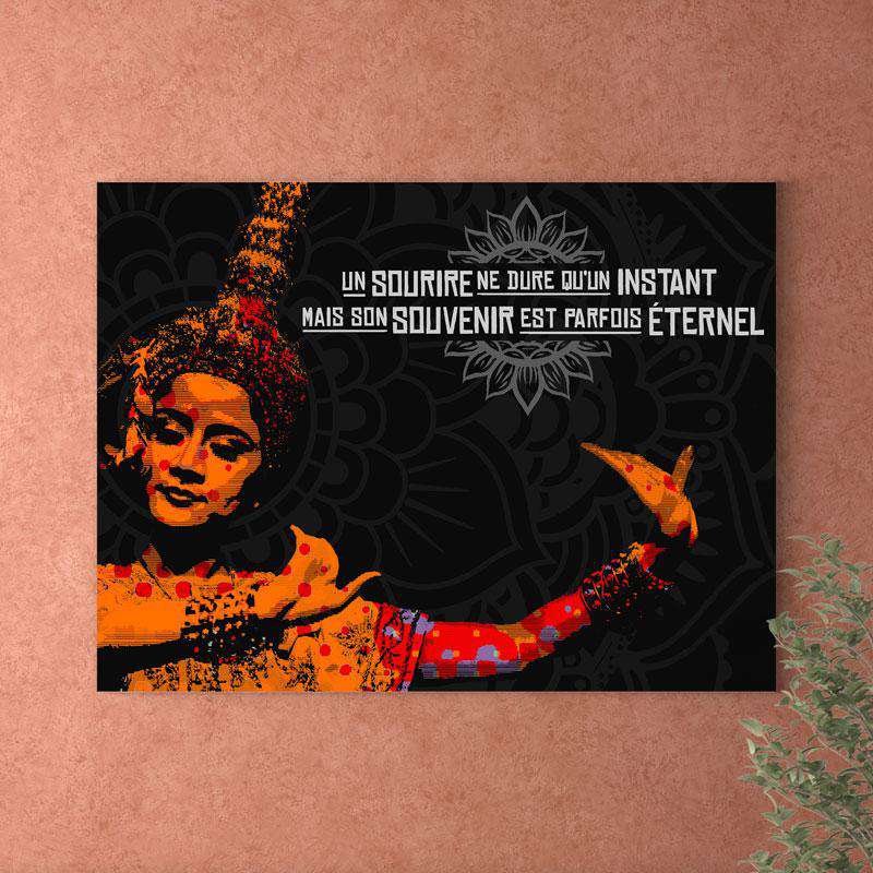 Canva Moderne d'une Femme Thaïlandaise qui produit une Danse Traditionnelle