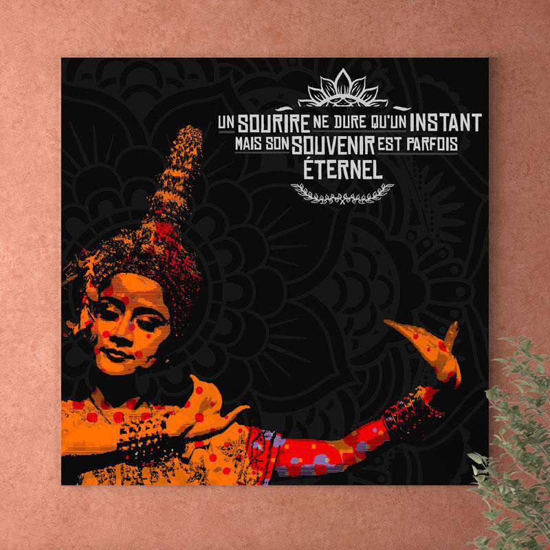 Canva Moderne d'une Femme Thaïlandaise qui produit une Danse Traditionnelle