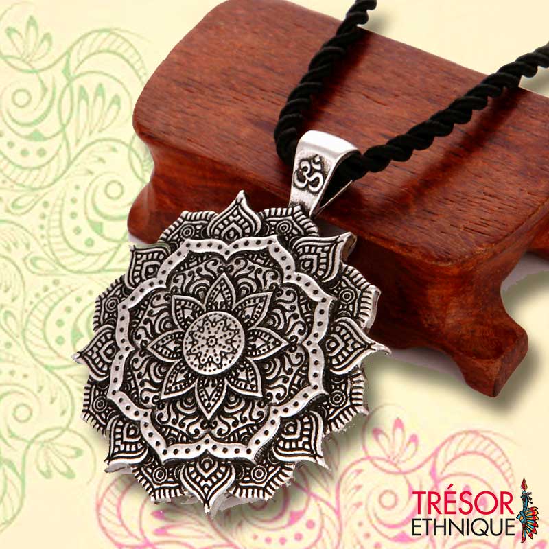 Pendentif Mandala Fleuri En Métal Antique Trésor Ethnique