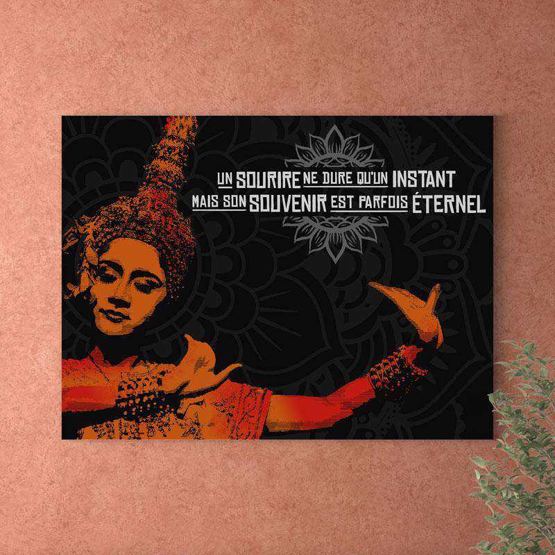 Canva Moderne d'une Femme Thaïlandaise qui produit une Danse Traditionnelle