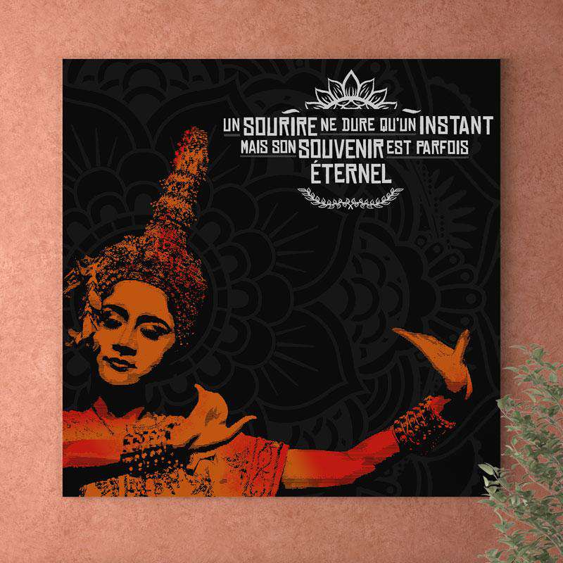 Canva Moderne d'une Femme Thaïlandaise qui produit une Danse Traditionnelle